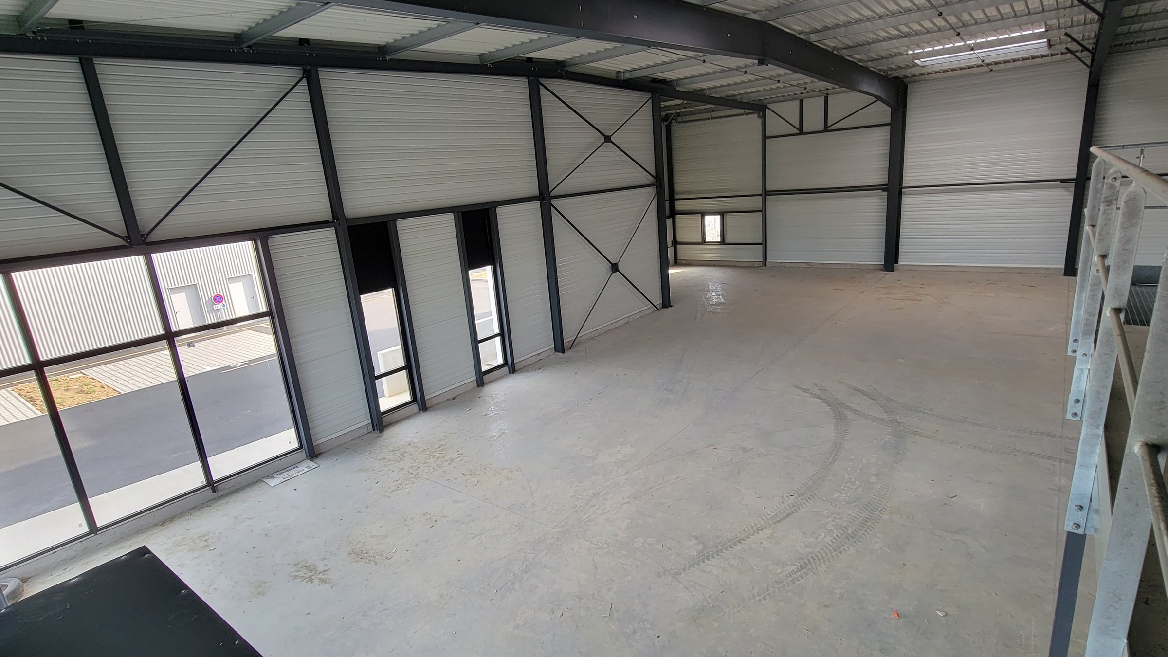 Le hangar brut de 1 400 m² avant travaux, vu depuis la mezzanine