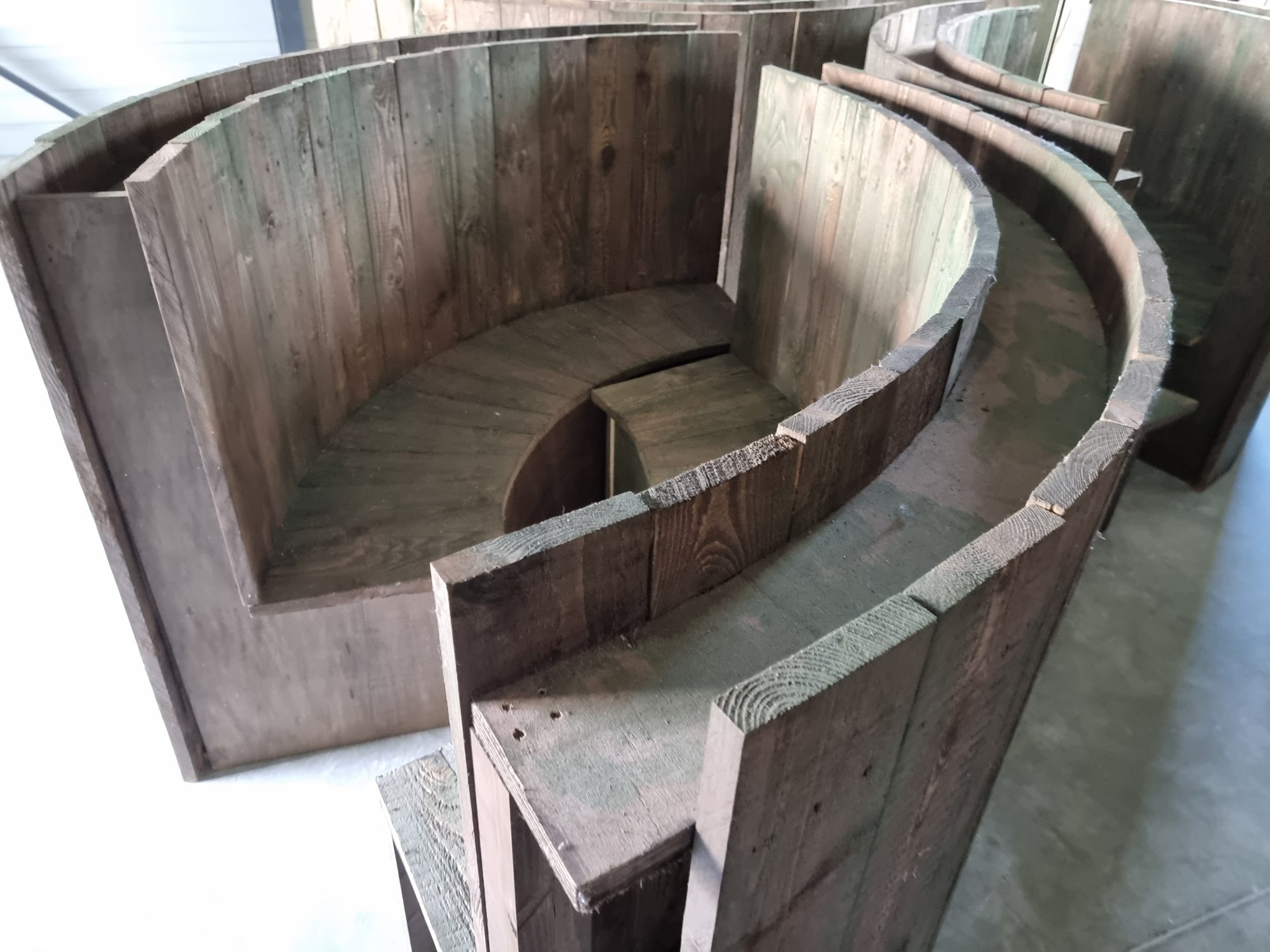 La banquette courbe du bar, montée à l'atelier avant livraison
