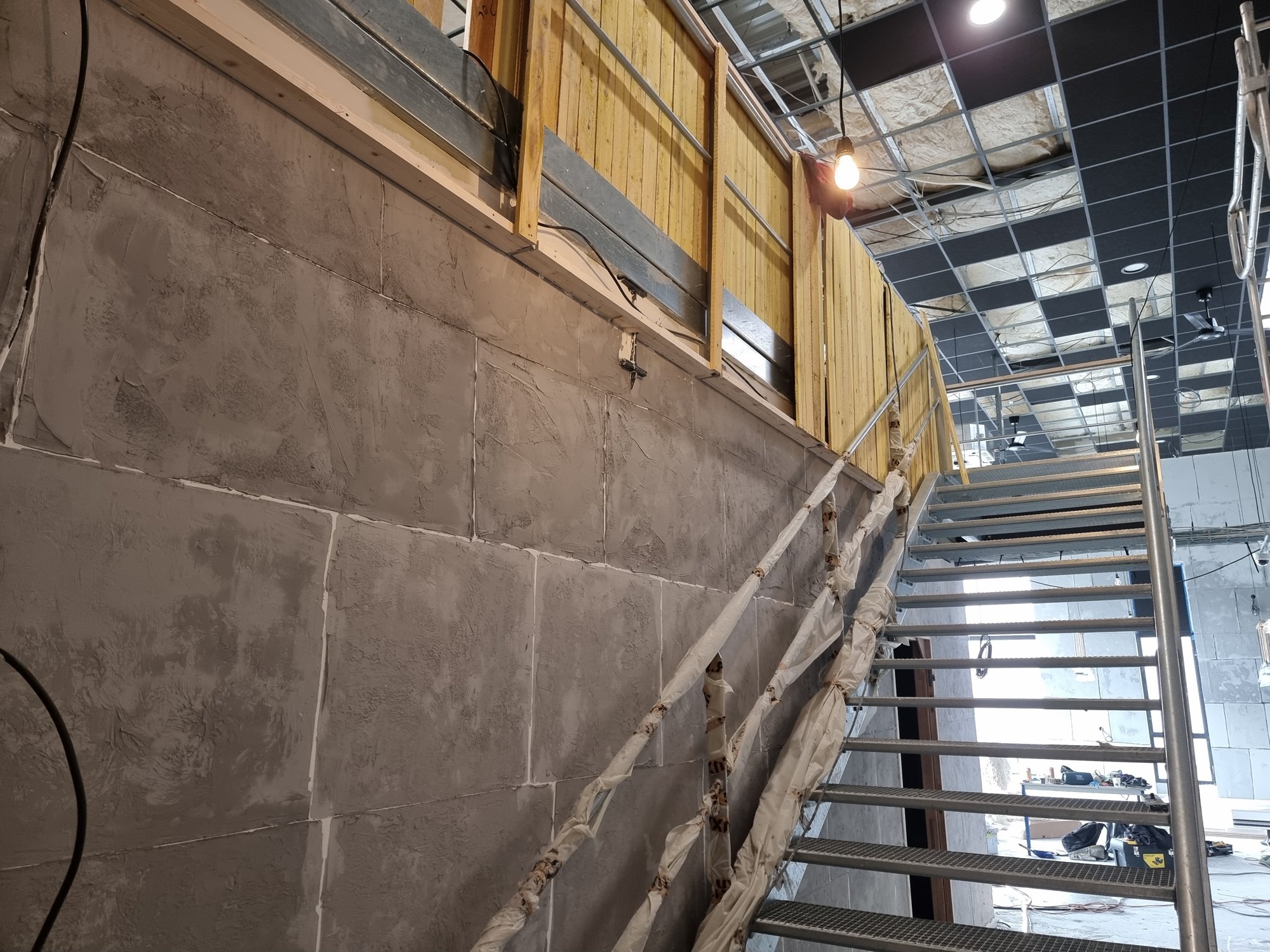 L'escalier de la mezzanine, structure apparente
