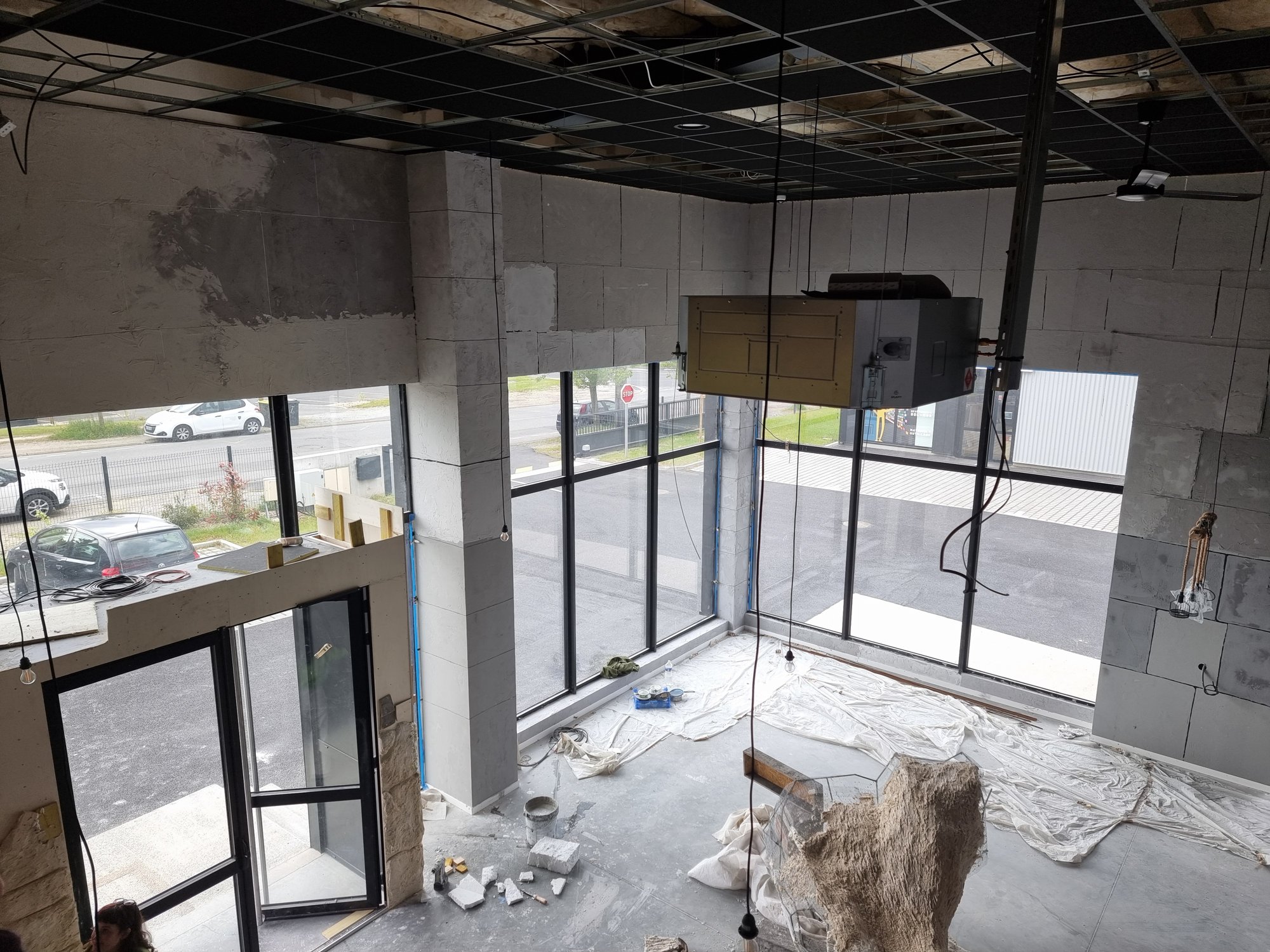 La façade vitrée posée, avant l'aménagement intérieur