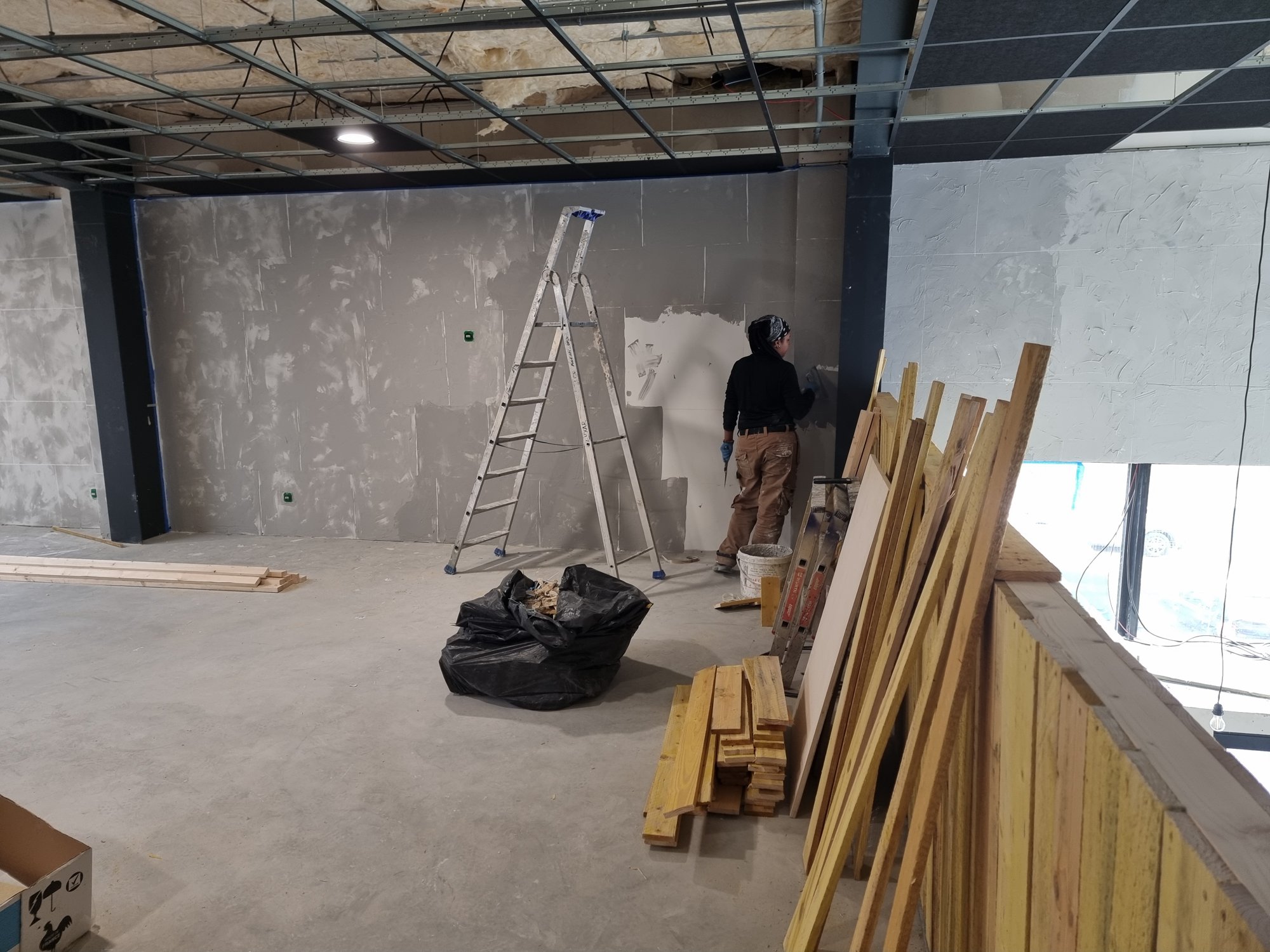La mise en peinture du plateau, bois de décor en attente