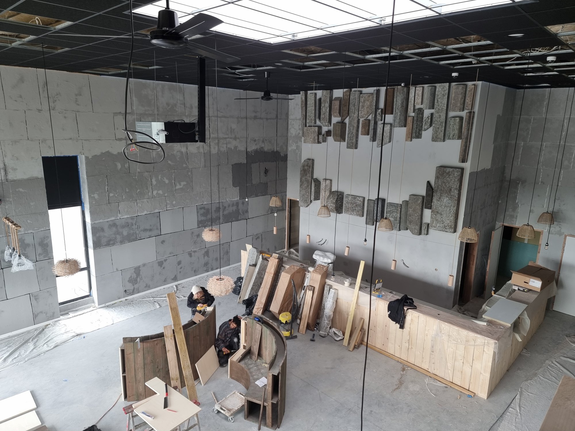 Le plateau brut et l'ossature du bar en cours de montage