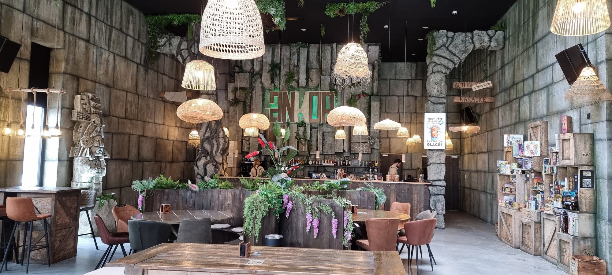 Le bar central d'Ankor et l'enseigne, sous les suspensions en osier