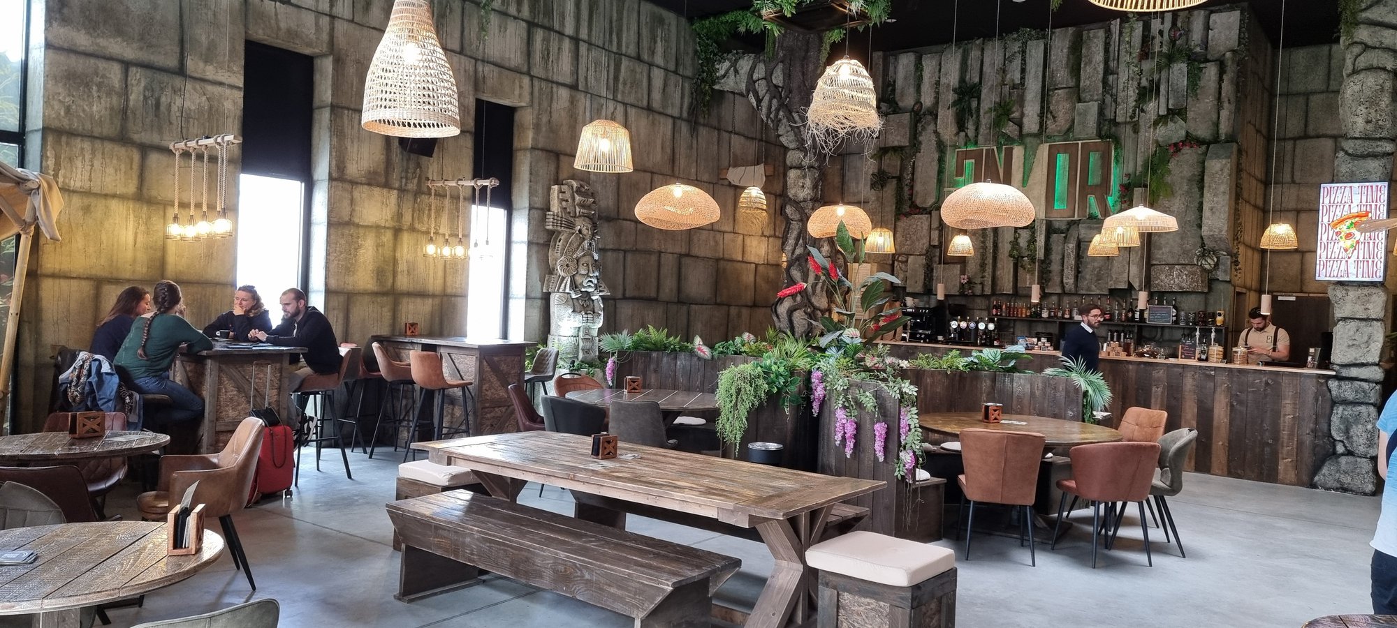 La salle et les tables devant le bar d'Ankor