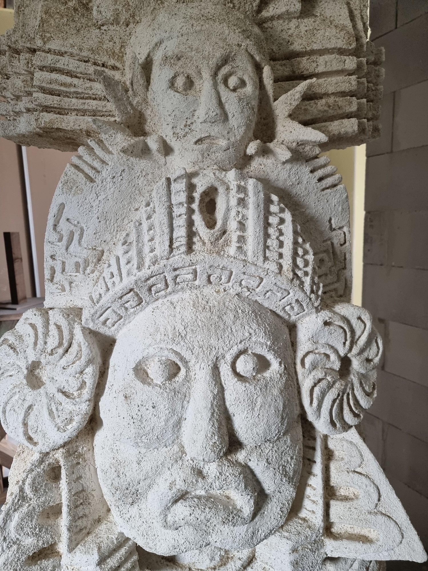 Un masque de pierre sculpté du décor d'Ankor