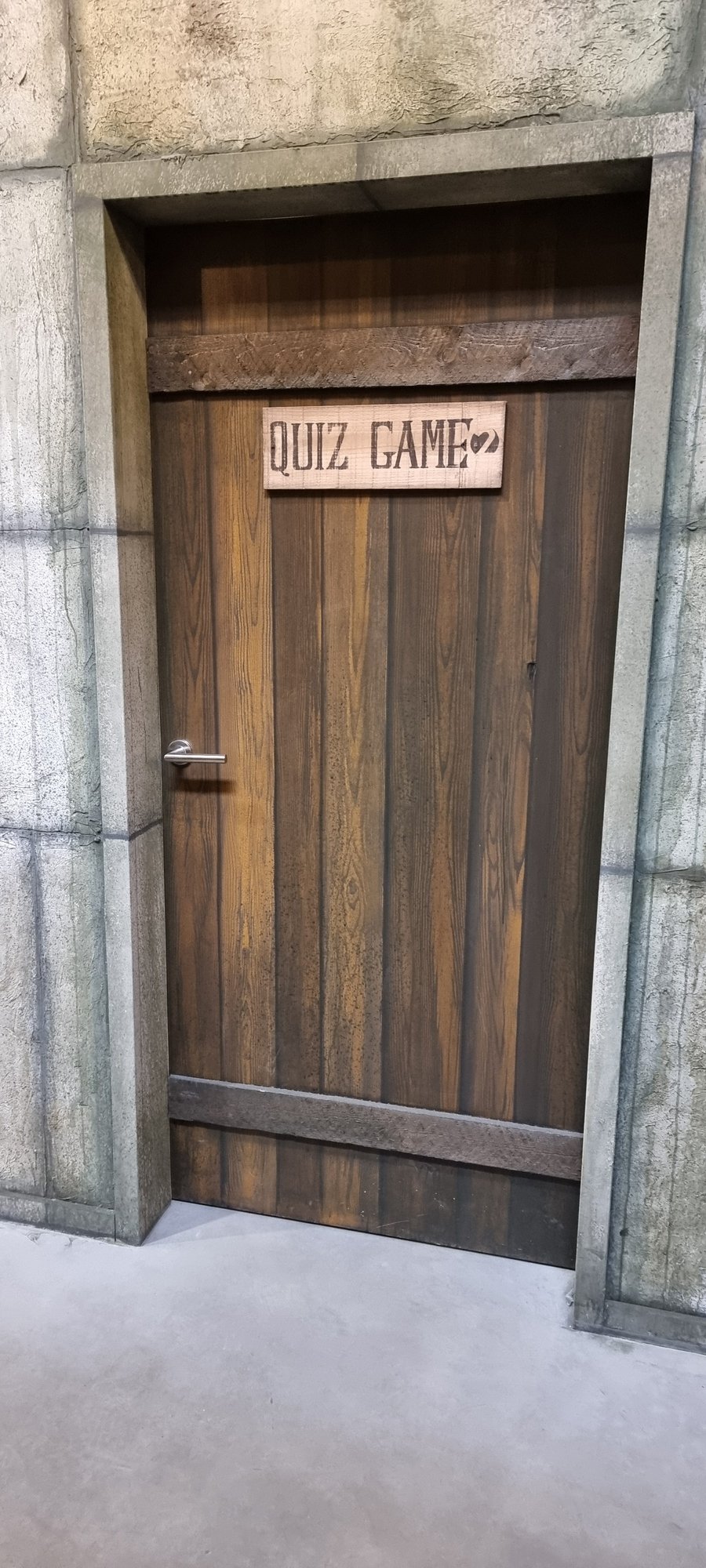 La porte de la salle de quiz game, intégrée au décor de pierre