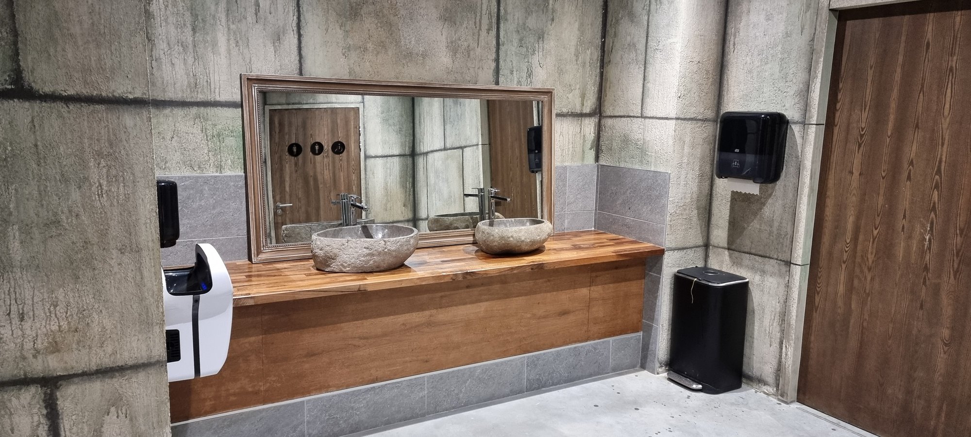 Les sanitaires d'Ankor, traités dans le même décor de pierre