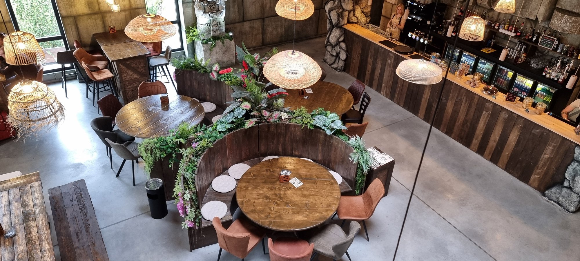 Les tables rondes et le bar, vus depuis la mezzanine