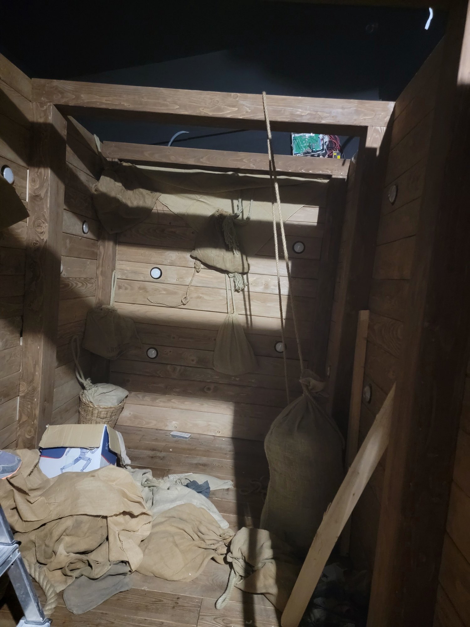 La structure de bois d'une salle, en cours de montage