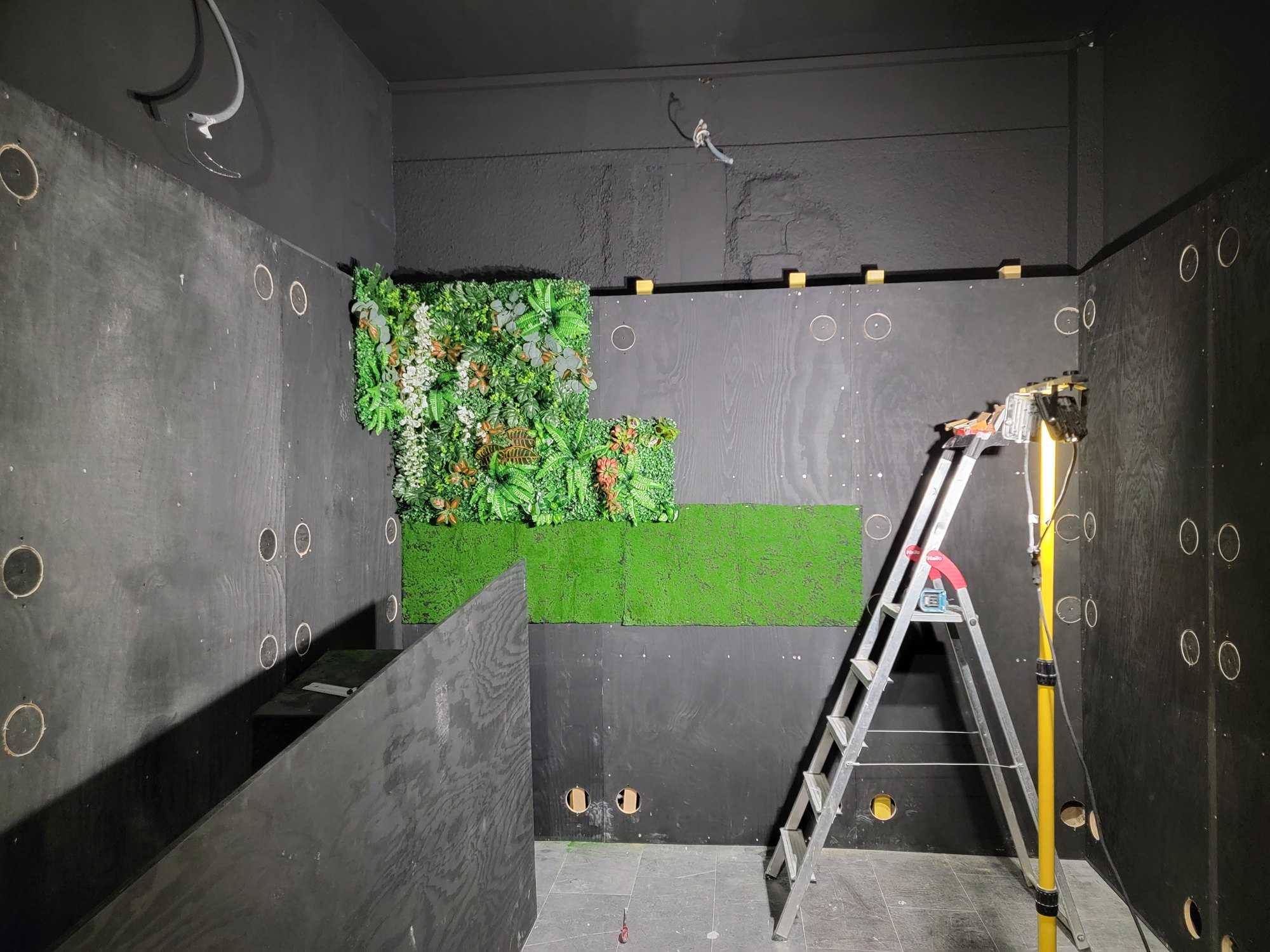 Le mur de mousse en cours de pose