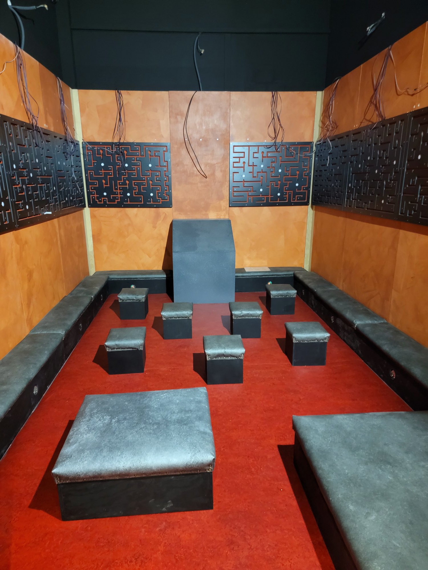 La salle du Feu, labyrinthes posés et assises en place