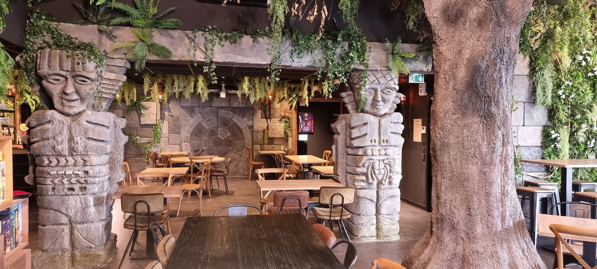 L'arbre du décor et les tables de la salle principale du Temple