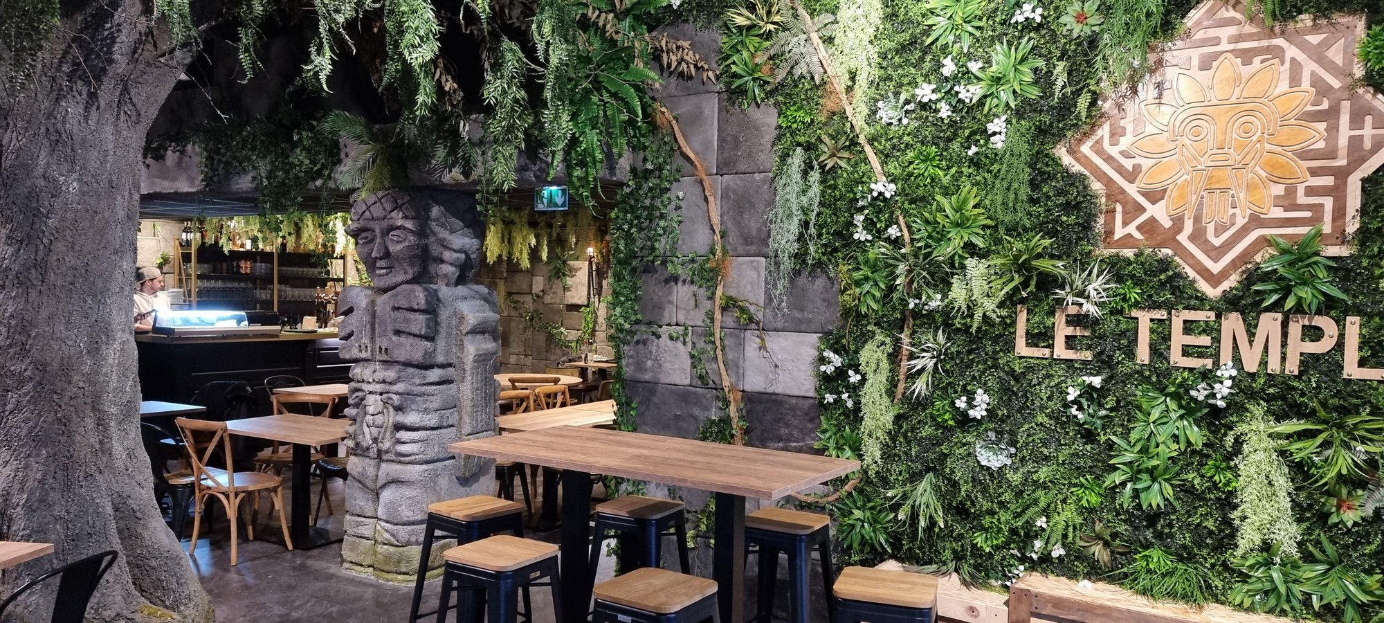 Le bar du Temple et son enseigne, sous la végétation suspendue