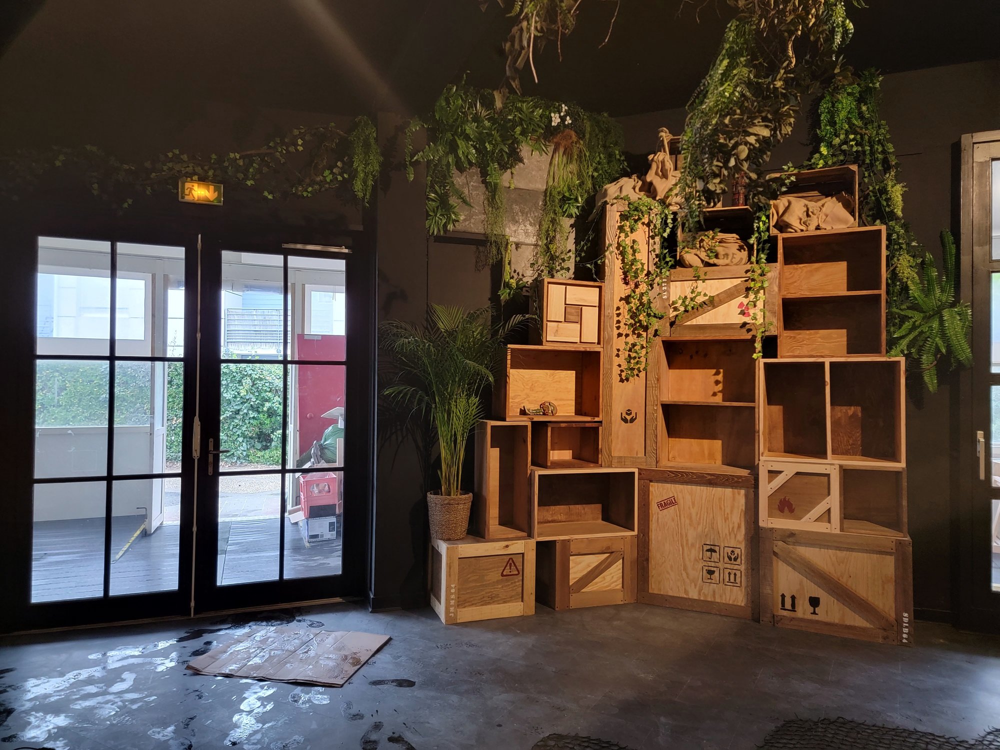 L'entrée du Temple et ses caisses de bois empilées
