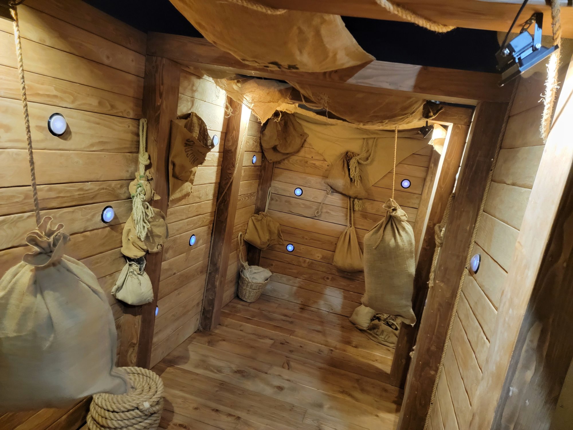 Une salle de jeu du Temple, entièrement habillée de bois