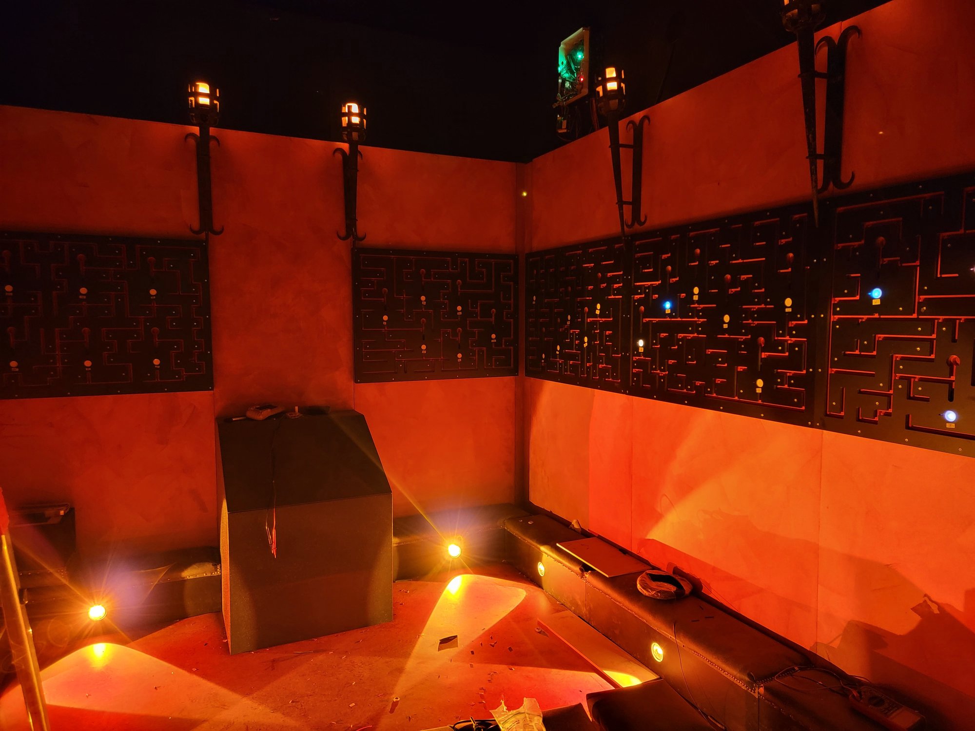 Une salle immersive du Temple en lumière chaude