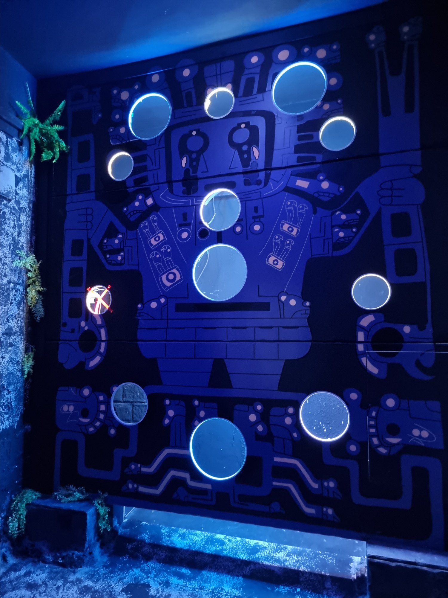 The play wall and its targets, first blacklight test