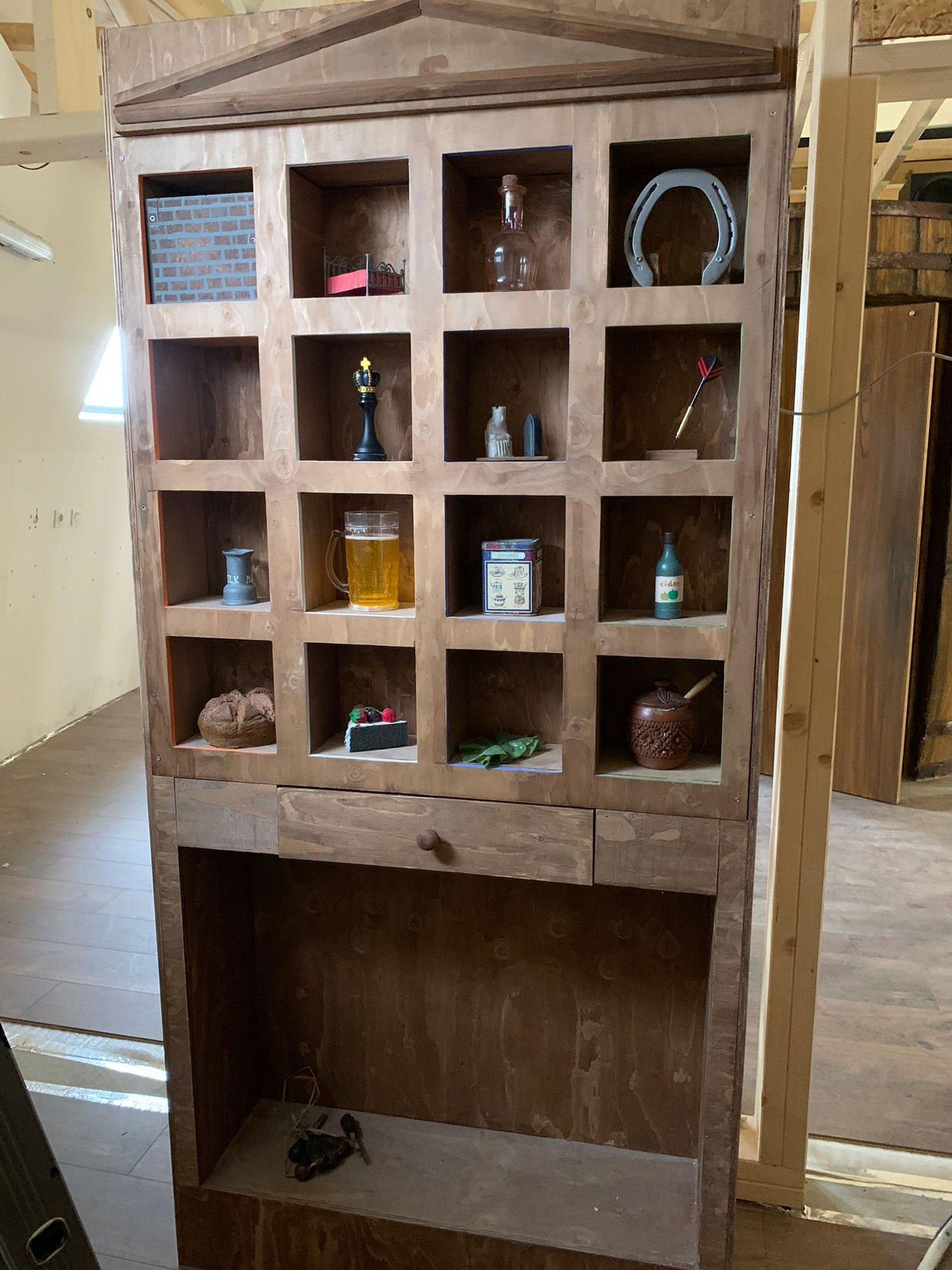 The pigeonhole cabinet and its objects, once dressed