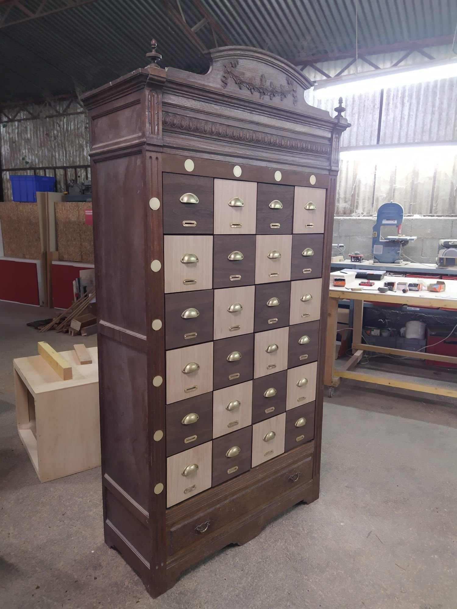 The apothecary cabinet and its drawers