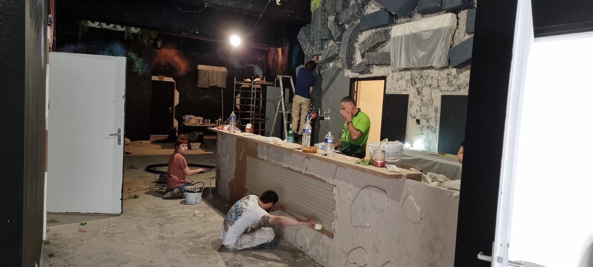 Le bar en finition, quelques jours avant l'ouverture