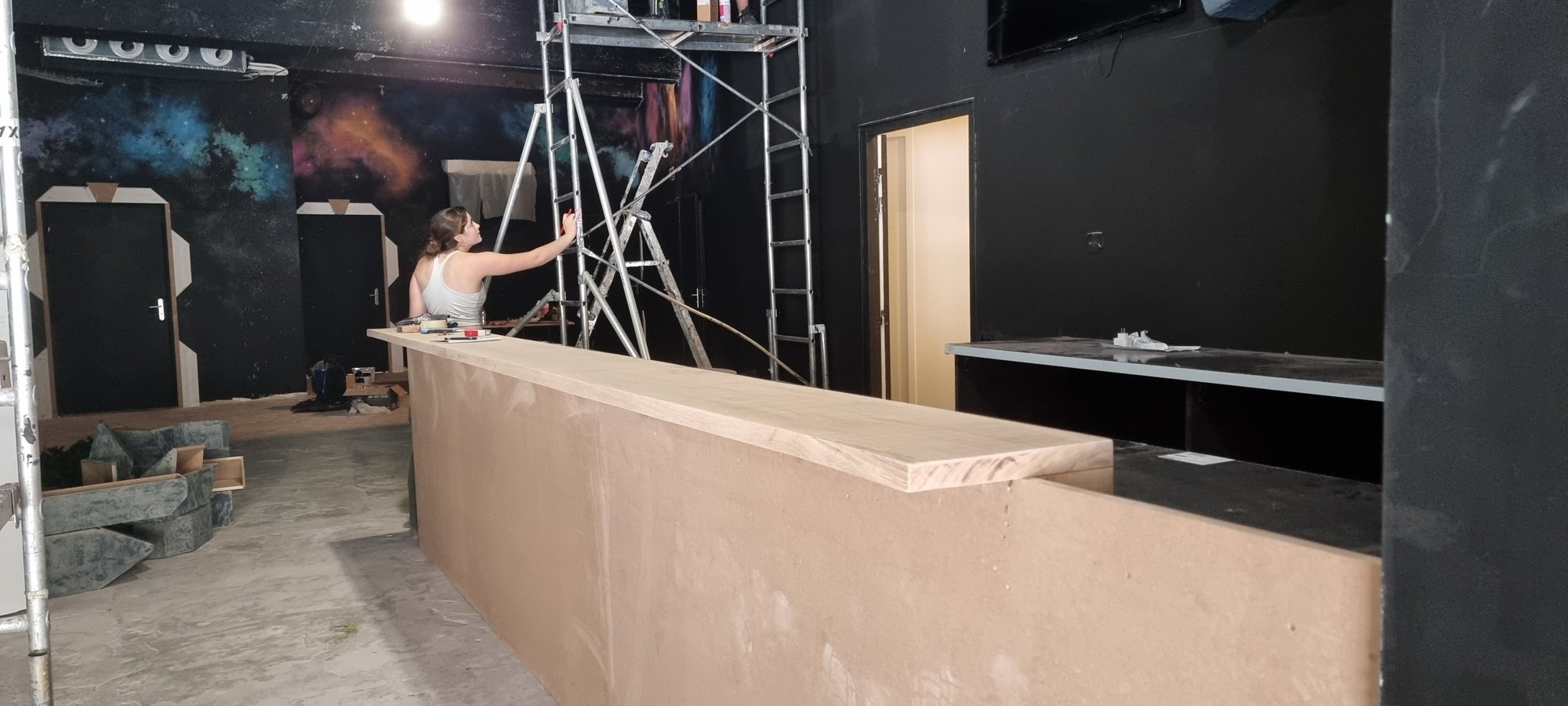 Le bar monté, la fresque commencée sur les murs