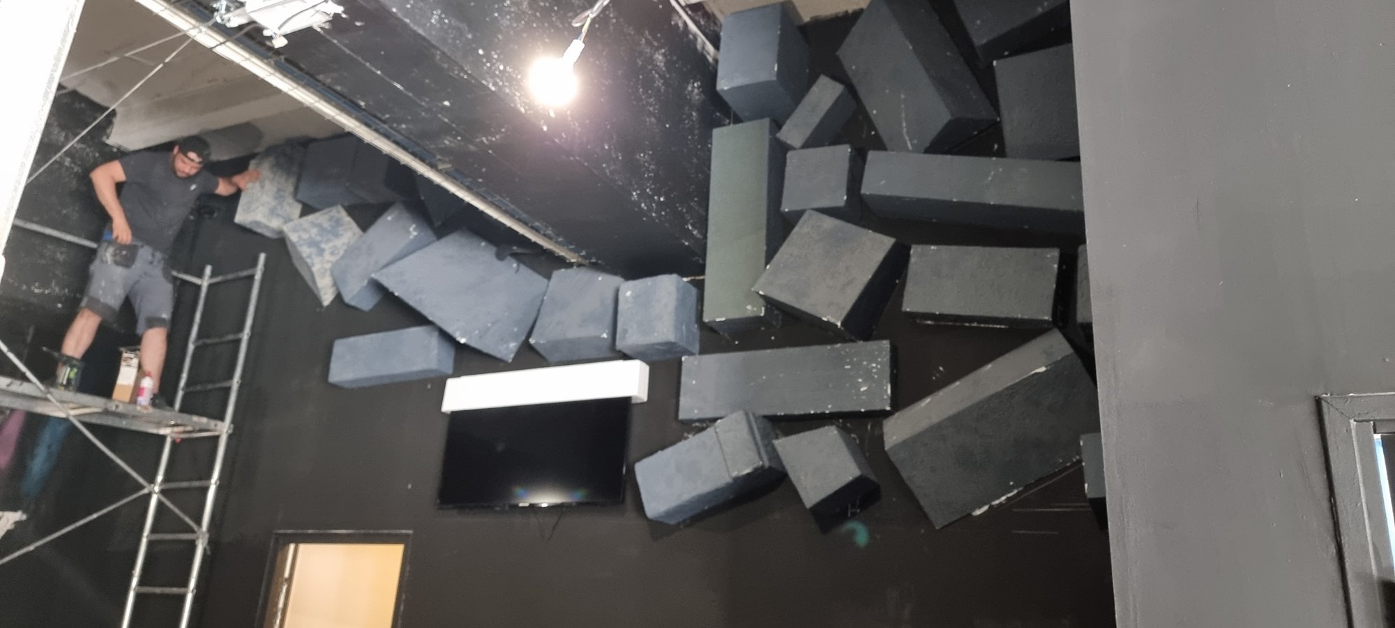 Les blocs d'habillage posés au mur et au plafond