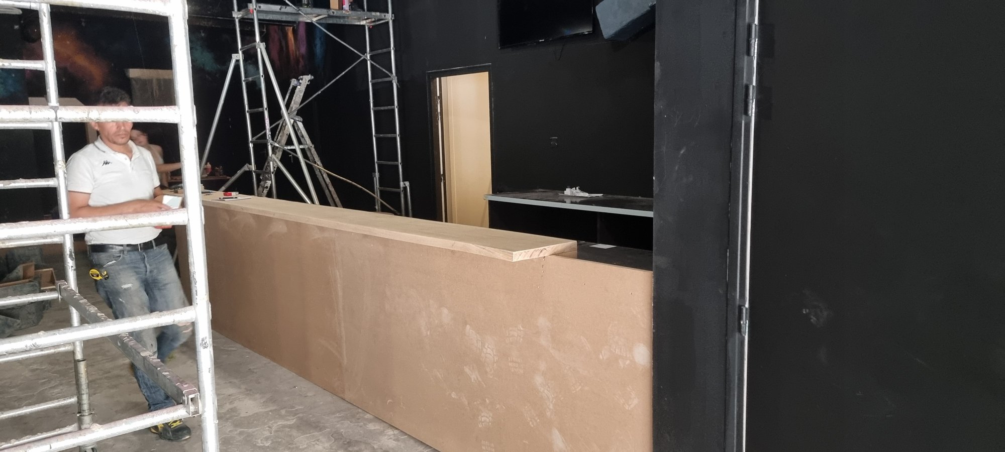 Le comptoir du bar en cours de montage