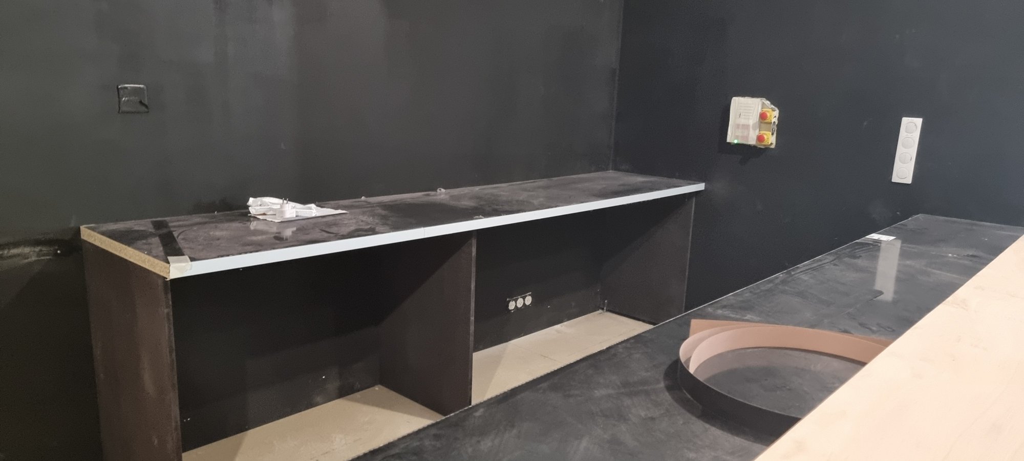 Le comptoir habillé, avant pose du décor