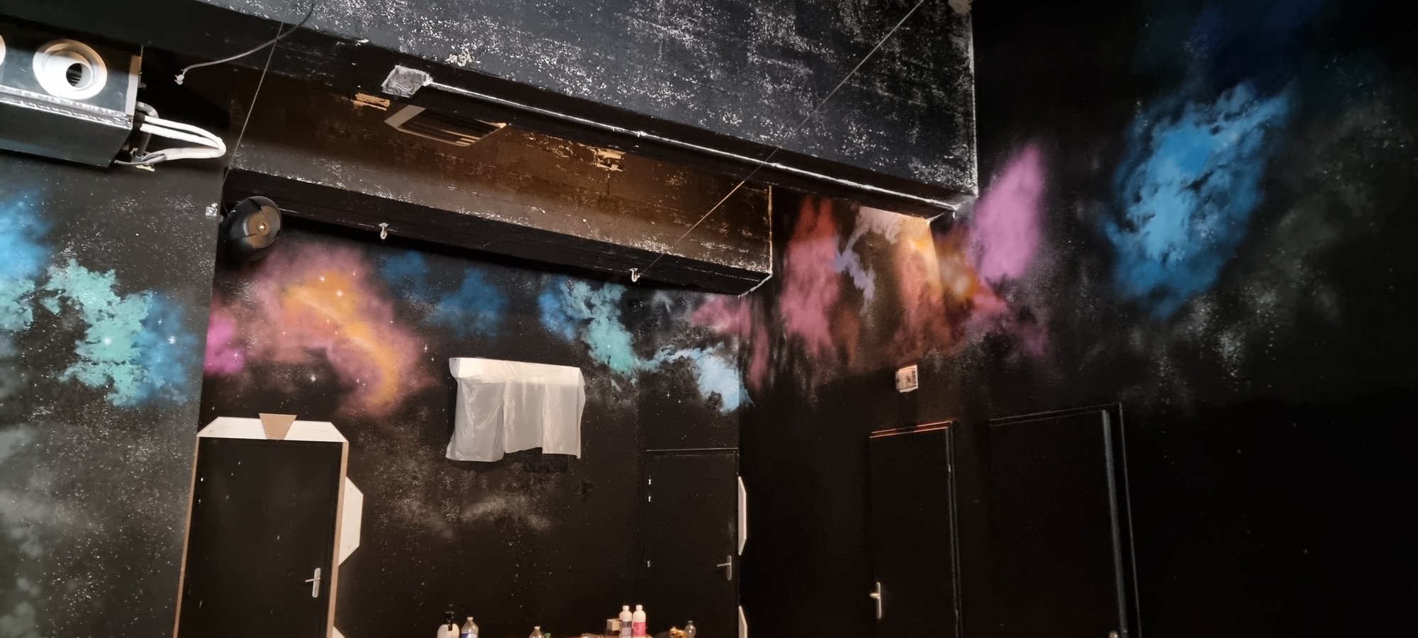 La fresque galaxie peinte sur les murs de la salle d'Otopia Angoulême