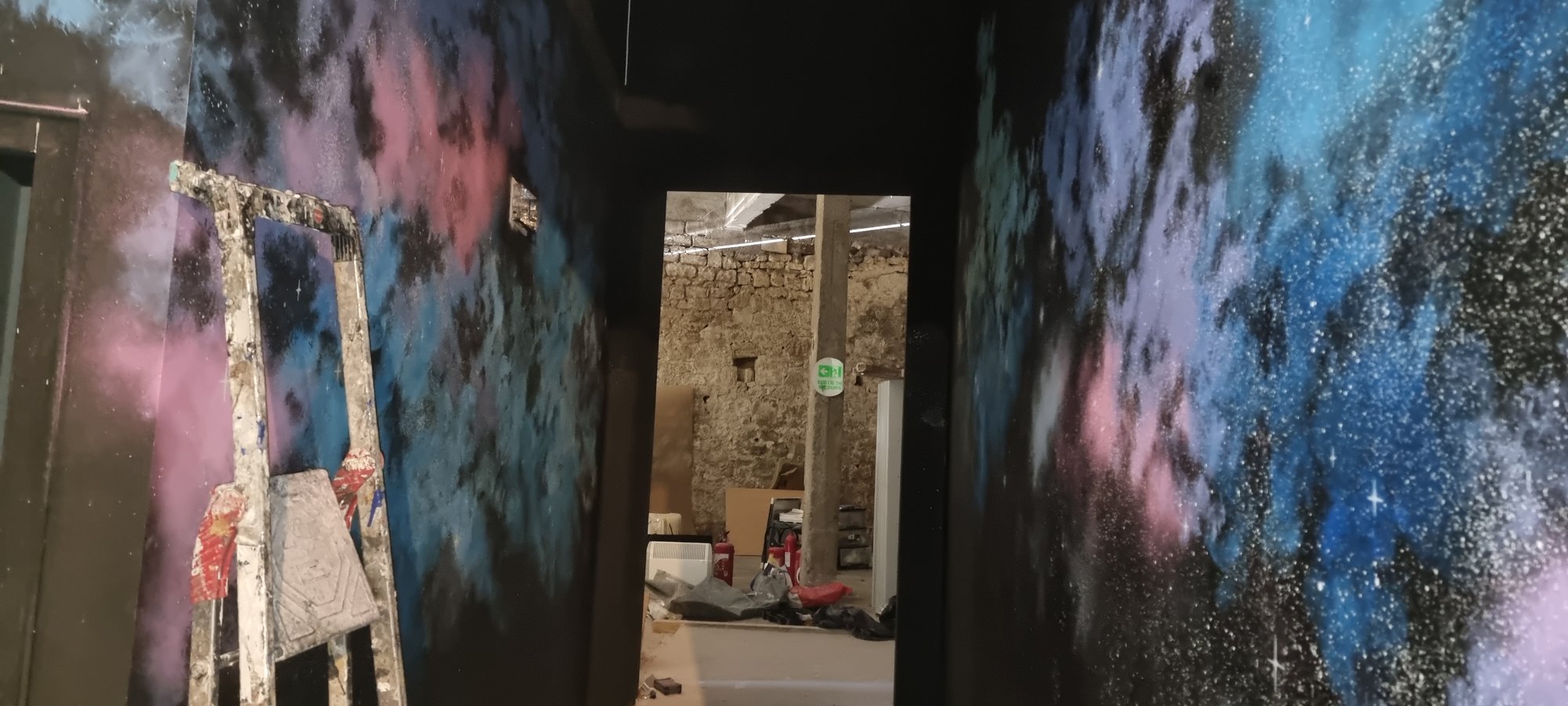 Un passage d'Otopia Angoulême, entre deux fresques