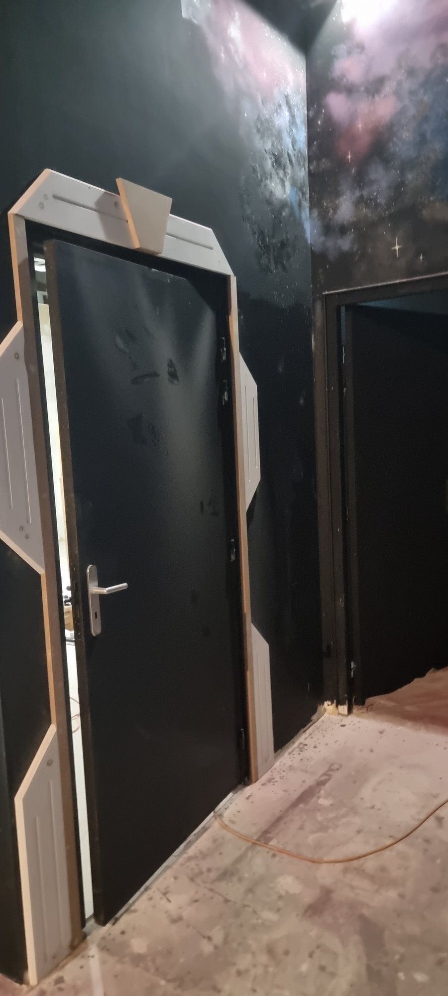 Une porte peinte dans la continuité de la fresque