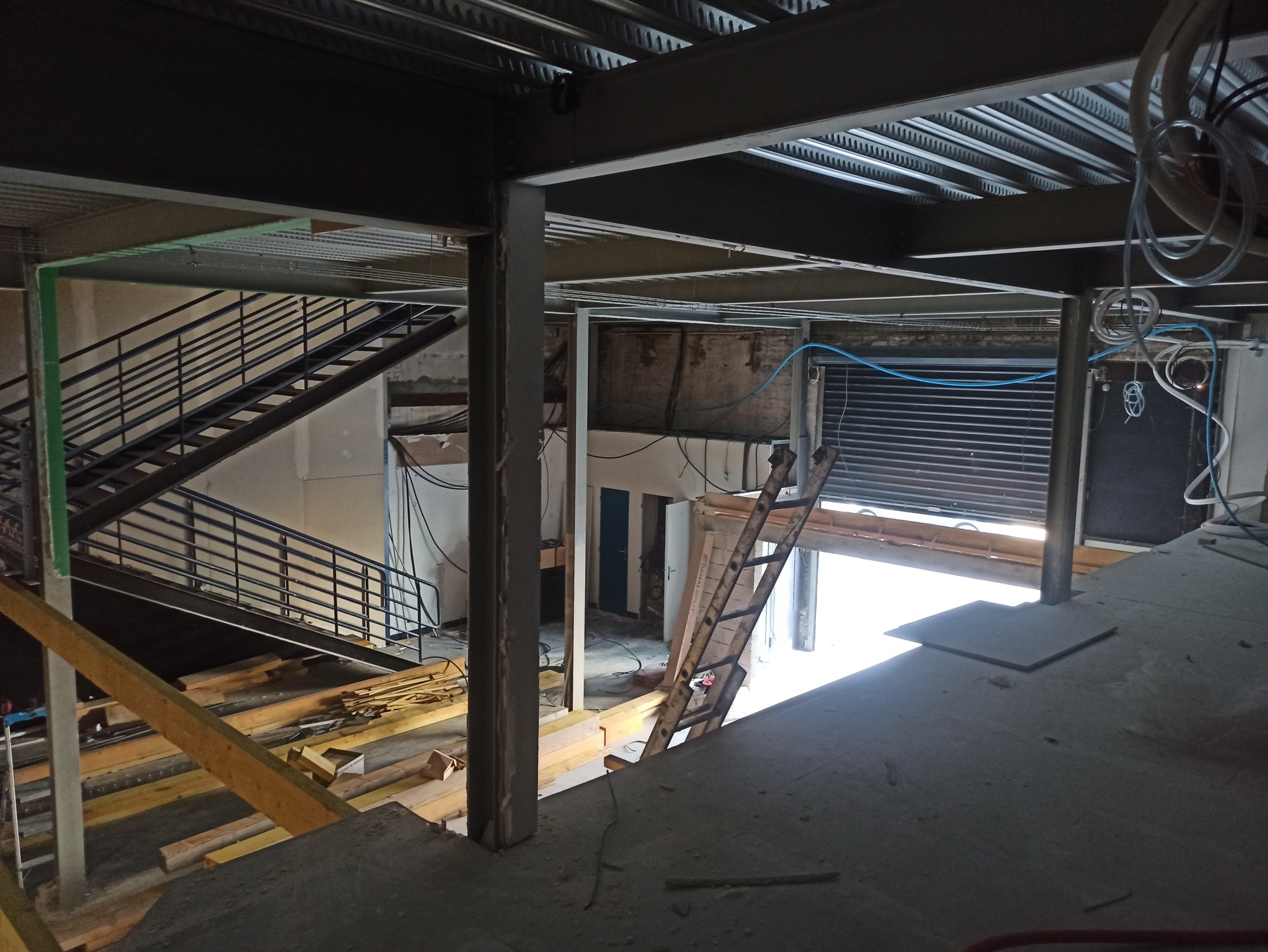 La mezzanine depuis le plateau, escalier posé