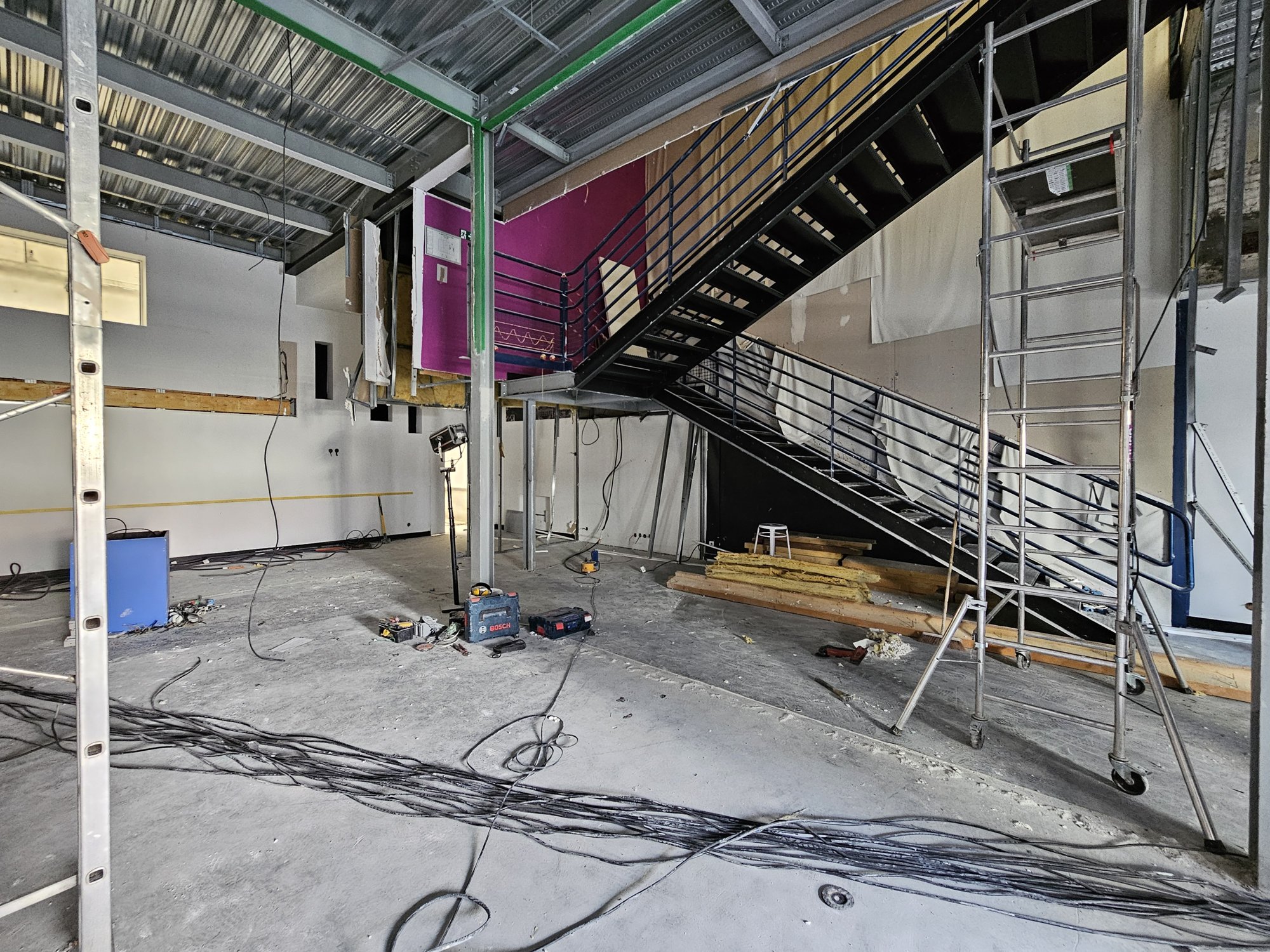 La mezzanine et son escalier, vue d'ensemble du plateau
