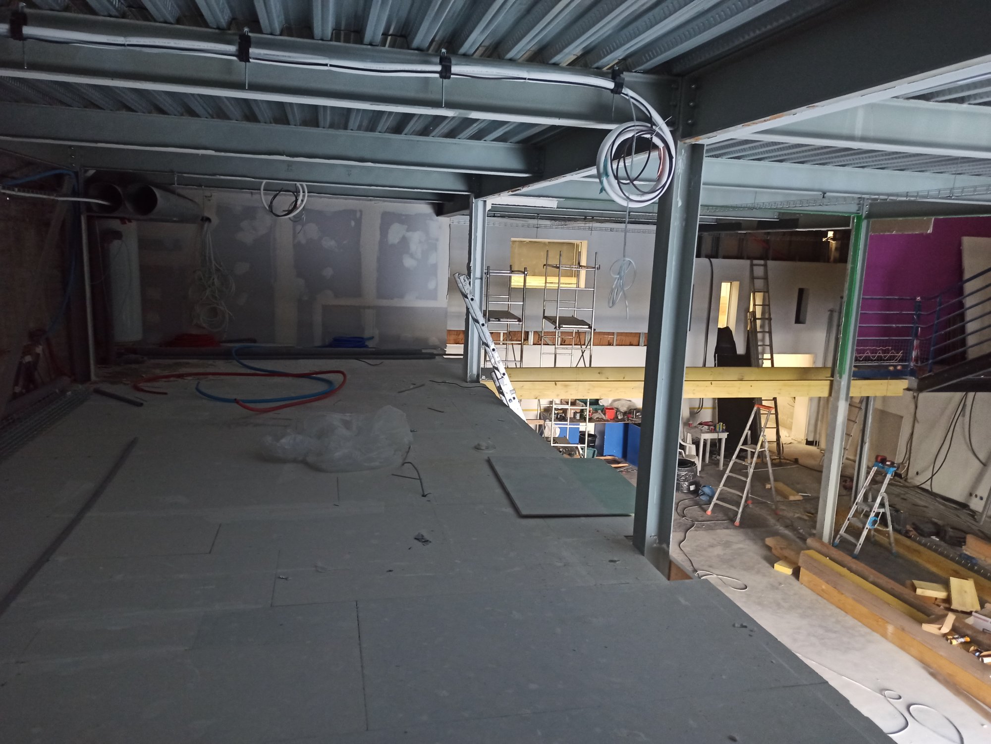 Le plateau sous la mezzanine, vers le futur bar