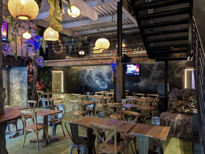 L'arbre central d'Otopia Le Havre et les tables