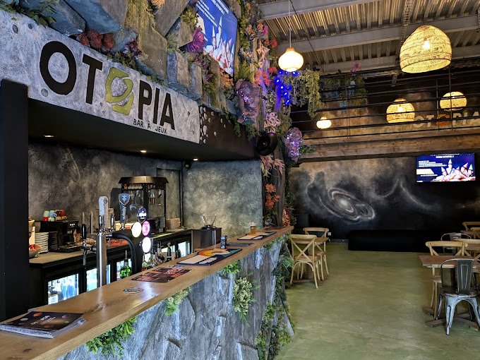 Le bar d'Otopia Le Havre et son enseigne, sous les suspensions