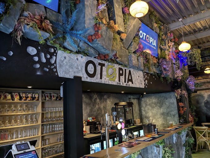 Les étagères du bar d'Otopia Le Havre, dans le décor de jungle
