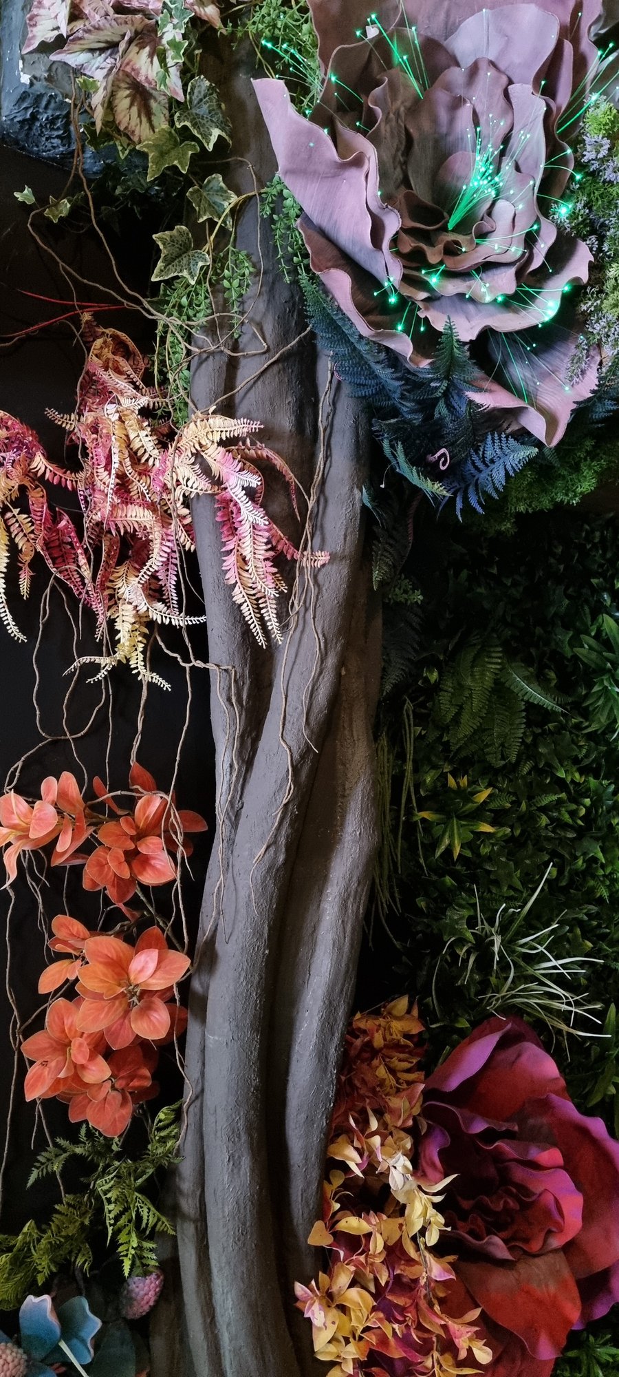 Une liane fleurie du décor d'Otopia Le Havre