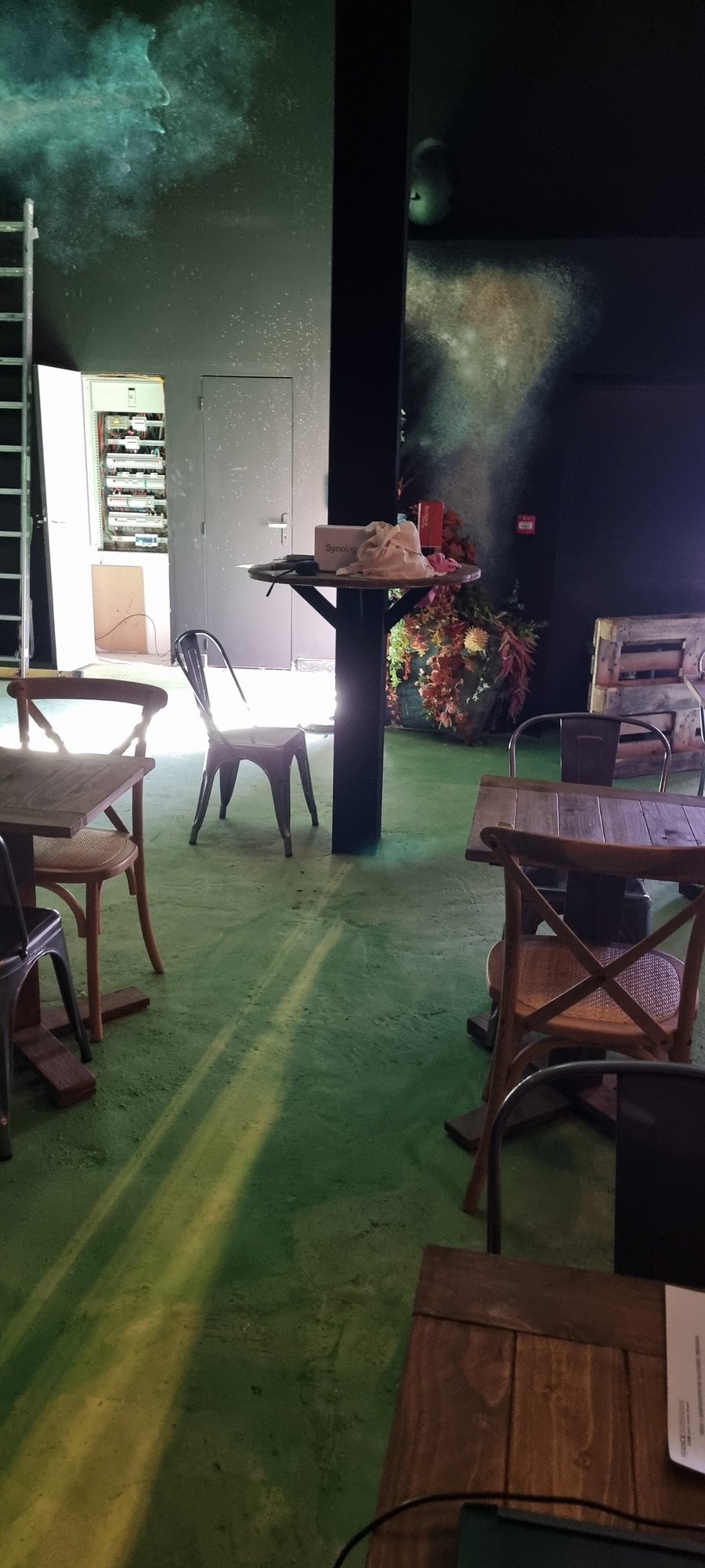 Une salle d'Otopia Le Havre, sol vert et décor sombre