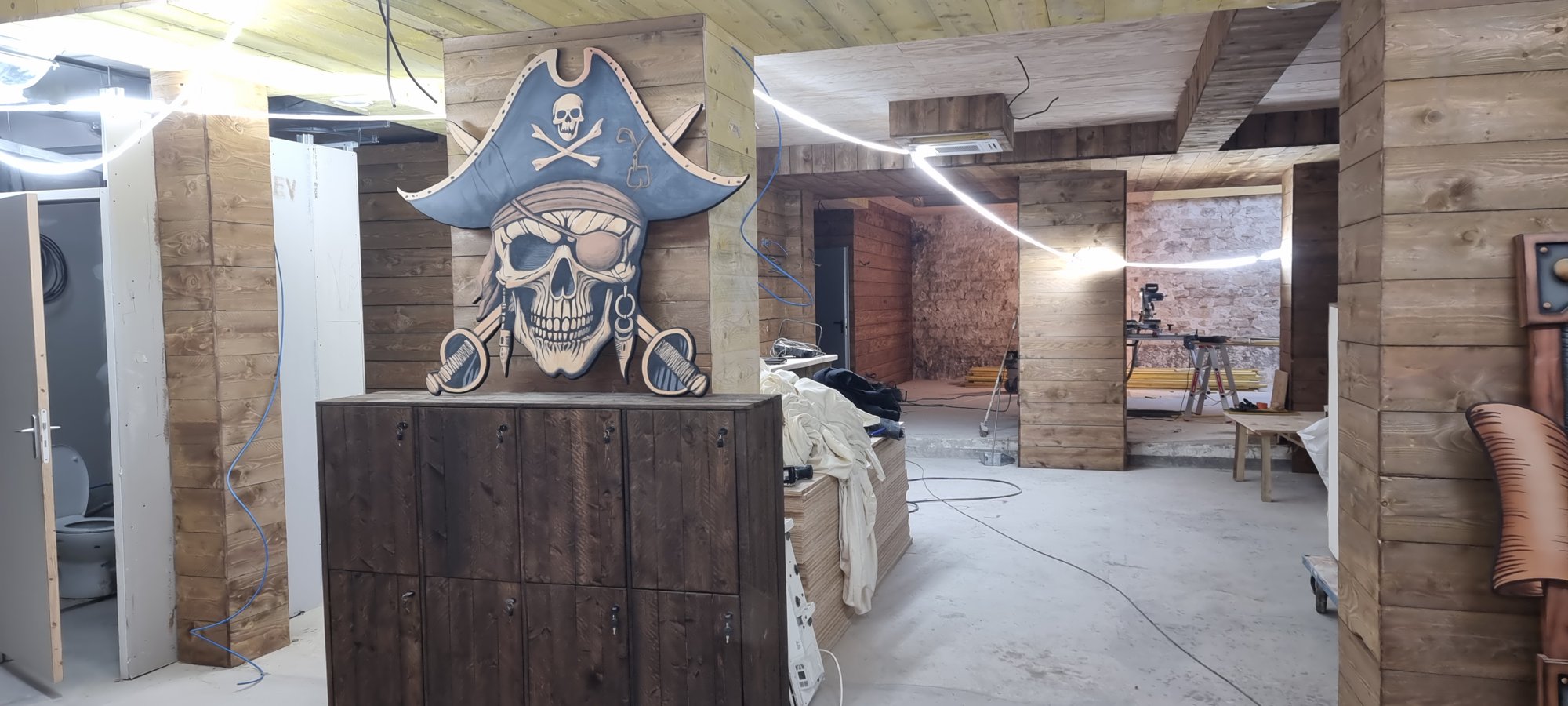 La figure de pirate installée au bar