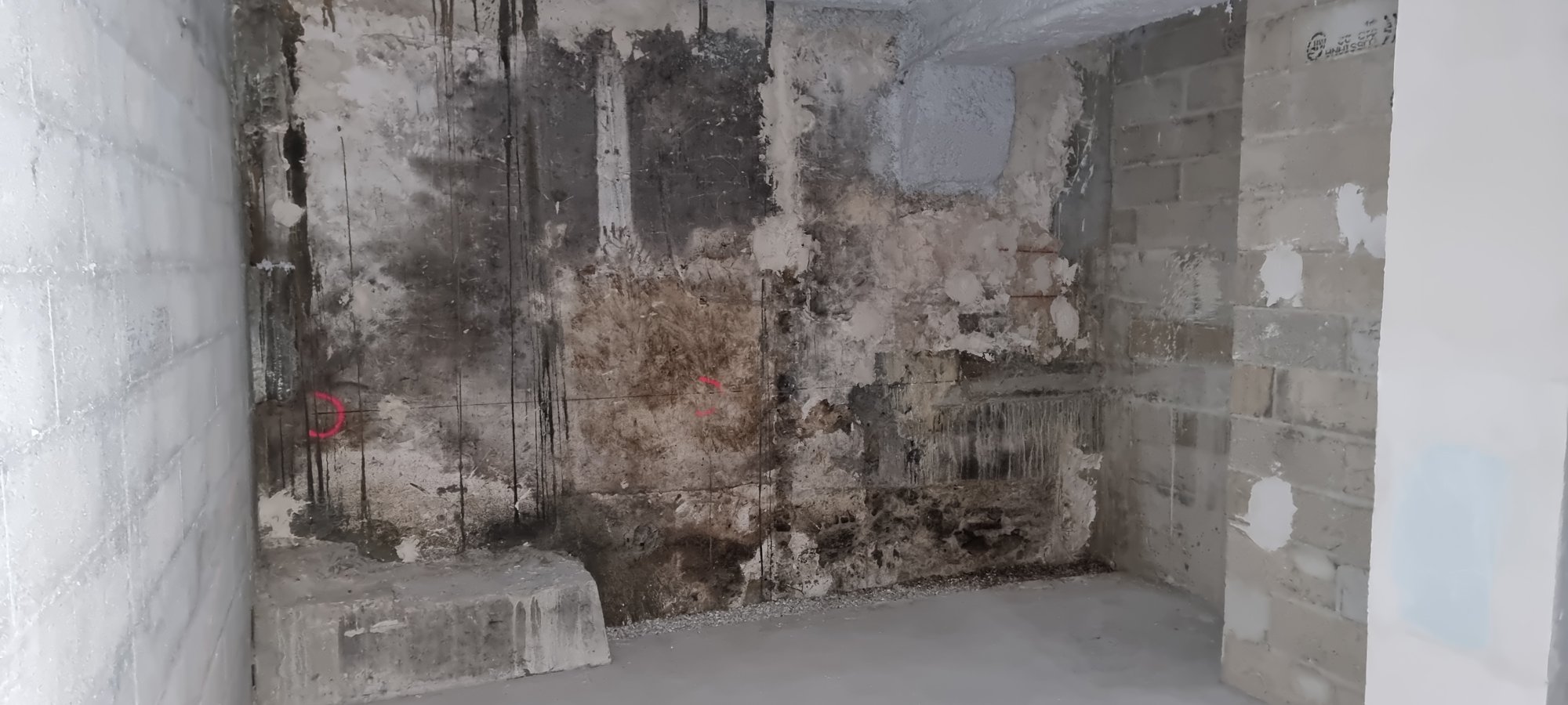 Un mur de pierre décapé, avant habillage