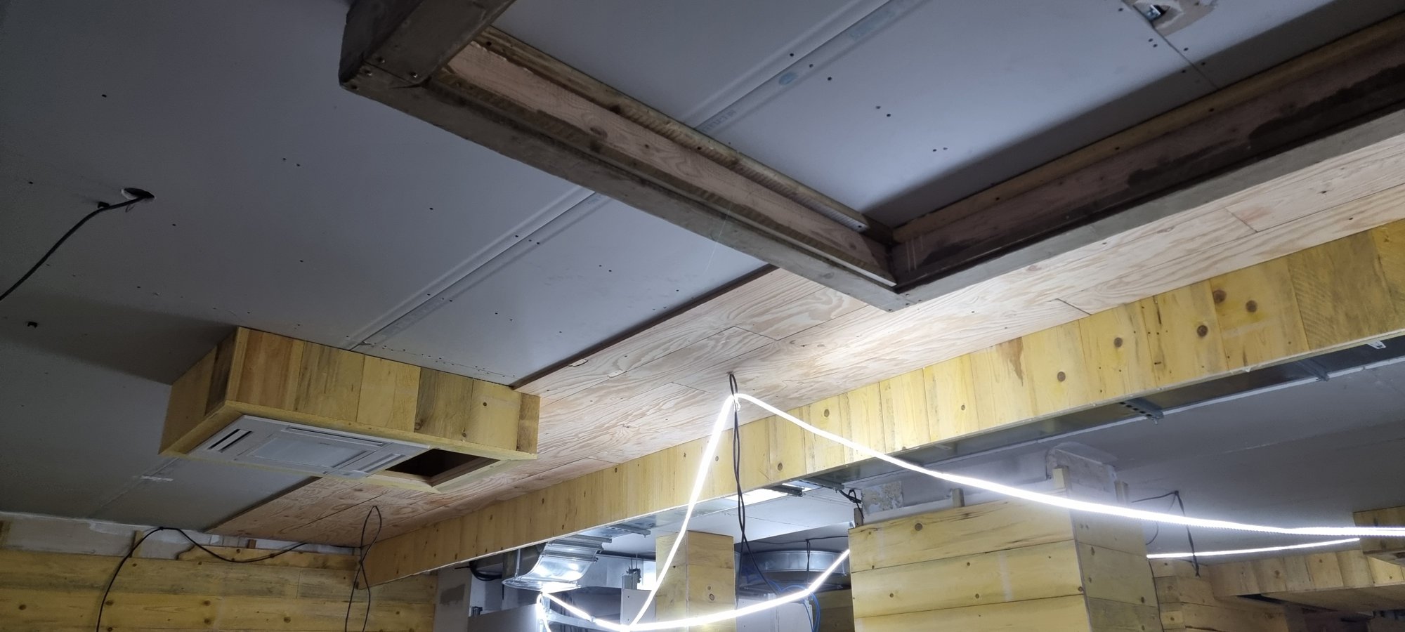 Le plafond du rez-de-chaussée, gaines et ossature bois