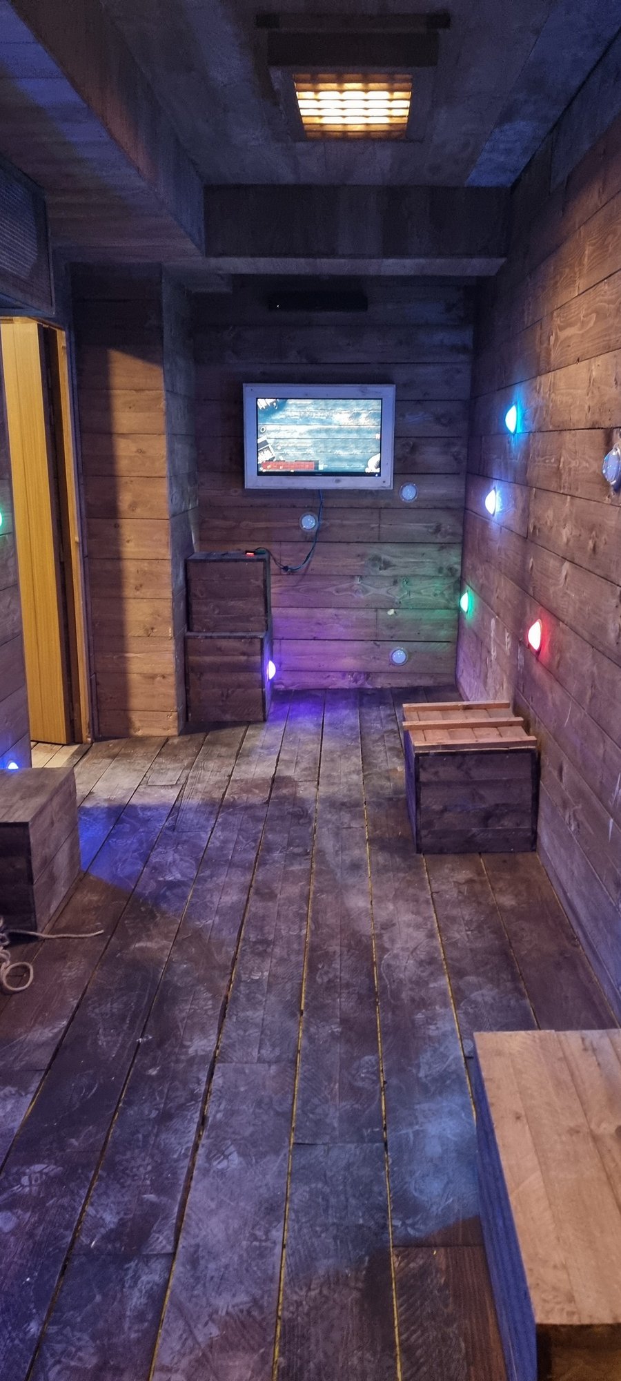 Un couloir du parcours, éclairage de jeu allumé