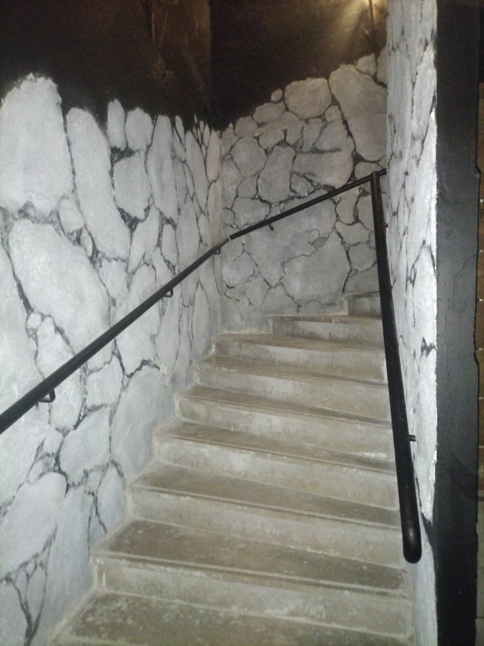 L'escalier et les murs en pierre du parcours