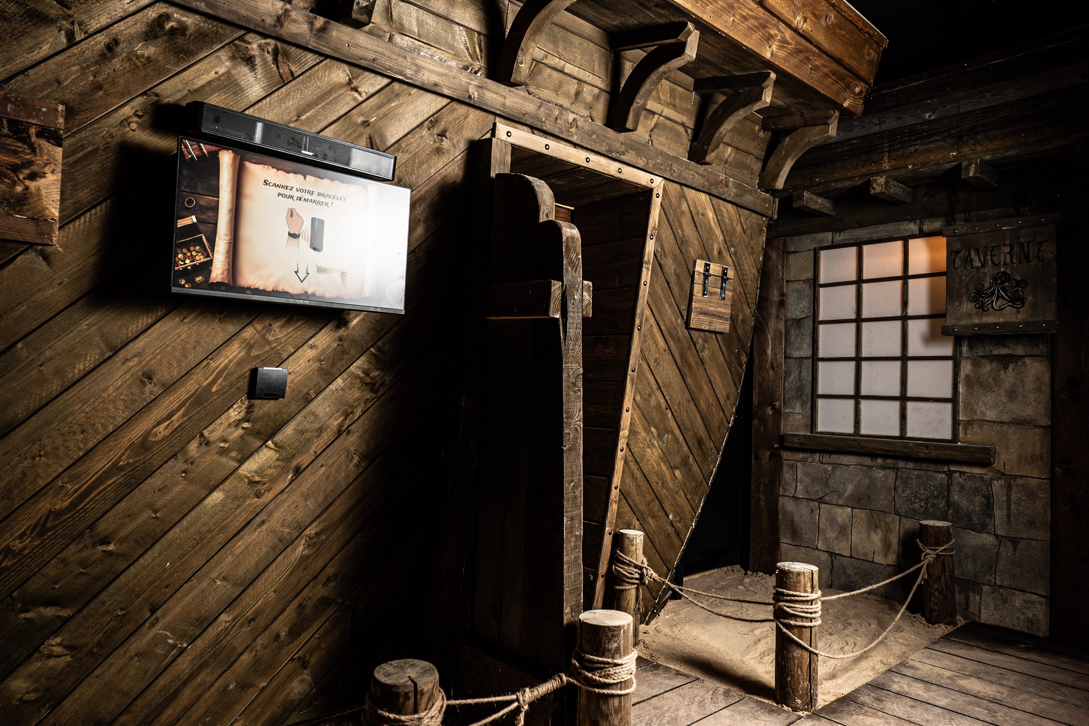 The entrance to the route inside the ship's hull, Pirate Experience Paris
